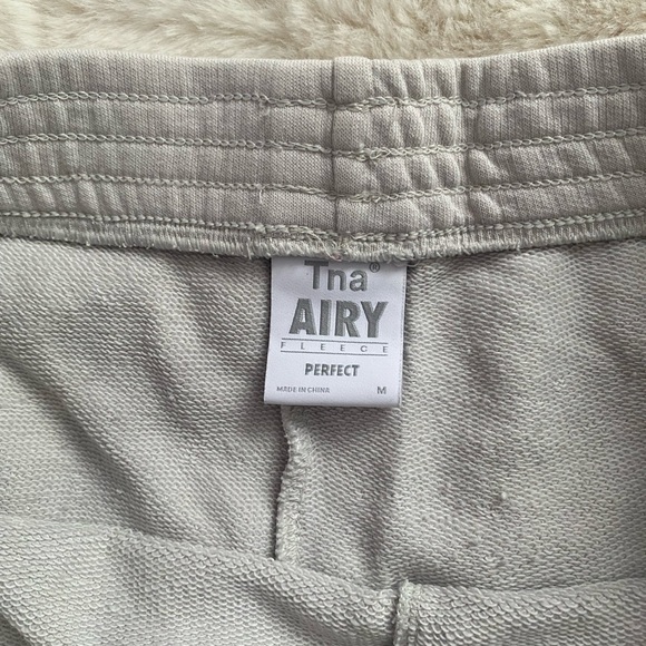 TNA airy fleece shorts in Perfect fit - Picture 2 of 2